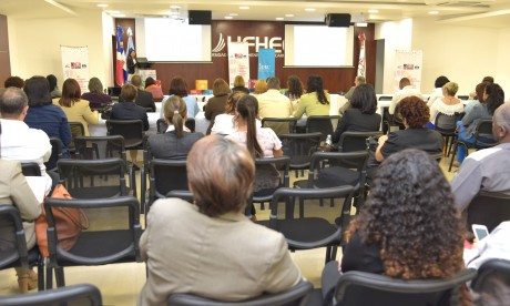  imagen &nbsp;Mujer de pie en podium dirigiendo discurso sobres los ODS 