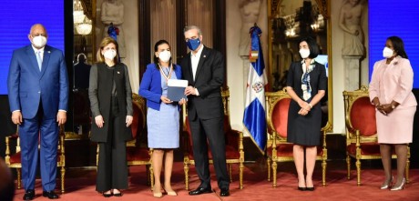  imagen Luis Santos Lora, Director General de Cultura del Ministerio de Educaci&oacute;n; miembros del Consejo Nacional de Educaci&oacute;n, viceministros y funcionarios del Ministerio de Educaci&oacute;n, directores Regionales, Distritales y Departamentales del Ministerio de Educaci&oacute;n. 