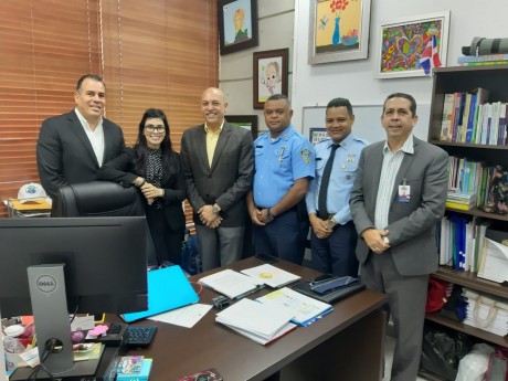  imagen Los funcionarios que conformaron la comisi&oacute;n del Minerd estuvo integrada por el director de la Polic&iacute;a Escolar, coronel Jiovanny Gil Su&aacute;rez; el subdirector de ese organismo, coronel Miguel Angel Jim&eacute;nez Cruz, y Diego Pesqueira, director de Comunicaciones.
&nbsp; 