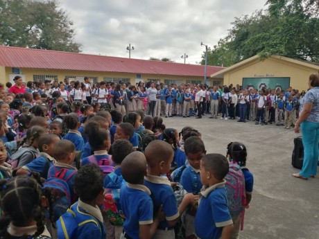  imagen Comunidad educativa de la Escuela Primaria Madre Vieja Sur en esta provincia recibi&oacute; una importante charla sobre "Convivencia Escolar", dirigida por la Polic&iacute;a Comunitaria de la Rep&uacute;blica Dominicana. 