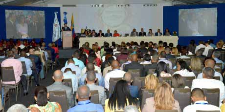  imagen Ministro Andr&eacute;s Navarro mientras habla a los presentes. 