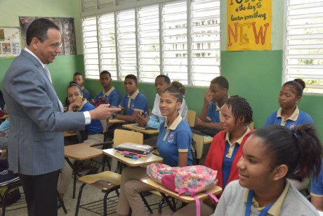  imagen Antonio Pe&ntilde;a Mirabal mientras se dirige a estudiantes&nbsp;del Centro Educativo Santo Ni&ntilde;o de Jes&uacute;s, Fe y Alegr&iacute;a en Santo Domingo Oeste, luego de en un emotivo acto de izamiento de la Bandera Nacional,&nbsp; 