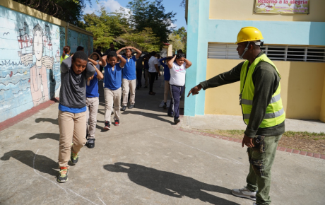  imagen Estudiantes del sistema educativo dominicano en fila son orientados durante su participaci&oacute;n en el Primer Simulacro Nacional Escolar de Evacuaci&oacute;n por Terremoto 2023. 