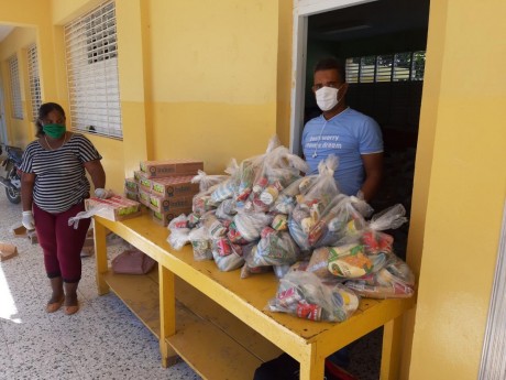  imagen Personal del MINERD realiza entrega de kits alimenticios 