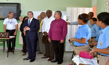  imagen Ministro Andr&eacute;s Navarro&nbsp;en una de las aulas durante su recorrido. 