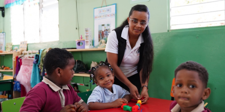  imagen Maestra ense&ntilde;&aacute;ndoles a los ni&ntilde;os&nbsp; 
