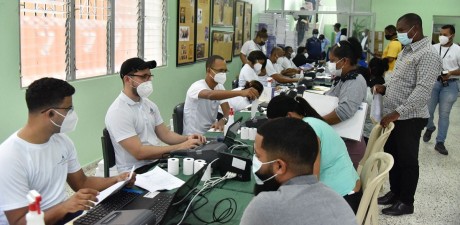  imagen El presidente Luis Abinader y el ministro Roberto Fulcar 
