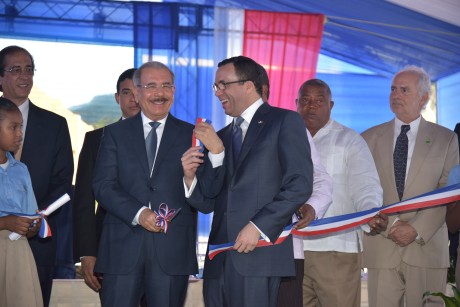  imagen Presidente Danilo Medina junto a Ministro de Educaci&oacute;n Andr&eacute;s Navarro y dem&aacute;s autoridades educativas de pie cortando cinta dejando inaugurado tres modernos centros educativos&nbsp; y una estancia infantil len Barahona&nbsp; 