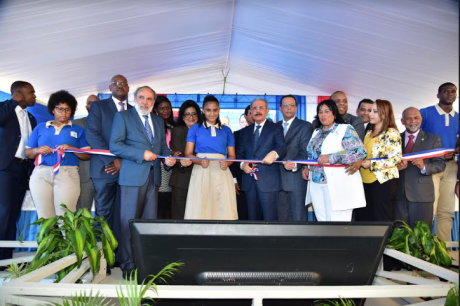  imagen Presidente&nbsp; Danilo Medina junto al ministro Antonio Pe&ntilde;a Mirabal y dem&aacute;s autoridades educativas cortando cinta de acto inaugural 