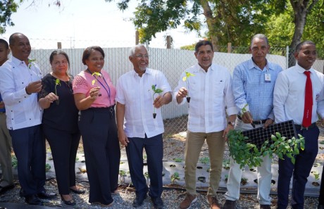  imagen Ministro de Educaci&oacute;n, &Aacute;ngel Hern&aacute;ndez sostiene una planta junto a ministro de Agricultura, Limber Cruz.&nbsp; 