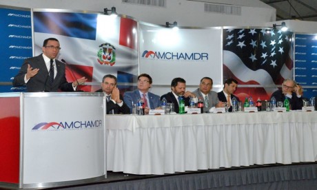  imagen Ministro de Educaci&oacute;n Andr&eacute;s Navarro junto con los miembros de la&nbsp;C&aacute;mara Americana de Comercio 