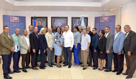  imagen Ministro Antonio Pe&ntilde;a Mirabal pie junto a Xiomara Guante, presidenta de la ADP, acompa&ntilde;ados de Comit&eacute; Ejecutivo Nacional ADP 