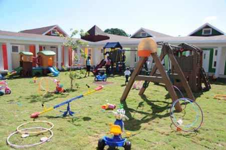  imagen Presidente Medina entrega en San Cristóbal la cuarta estancia infantil 