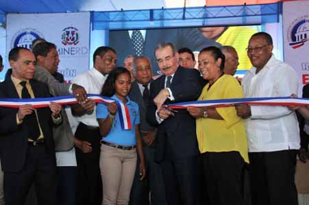  imagen Presidente Medina entrega liceo en Vicente Noble, Barahona 