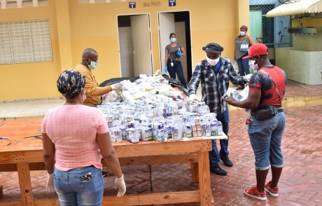  imagen Pesonal del MINERD entrega kits alimenticios en Santiago 