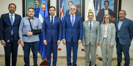  imagen Ministro de&nbsp;Educaci&oacute;n junto al Ministro de cultura y demas entidades en el salon Ercilia Pepin 