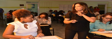  imagen Postulante durante evaluaci&oacute;n es orientada mediante lengua de se&ntilde;as. 