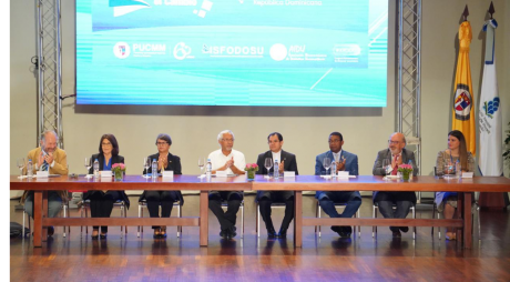  imagen Ministro de Educaci&oacute;n, &Aacute;ngel Hern&aacute;ndez en la mesa de honor con otras autoridades del &aacute;rea de educaci&oacute;n.&nbsp; 