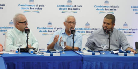  imagen Ministro Angel Hern&aacute;ndez sentado, habla a los presentes. 