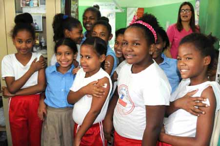  imagen Grupo de estudiantes luego de ser vacunadas. 