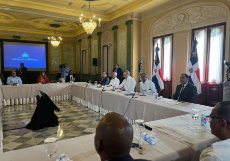  imagen Ministro de Educaci&oacute;n, &Aacute;ngel Hern&aacute;ndez, y el presidente de la Asociaci&oacute;n Dominicana de Profesores (ADP), Eduardo Hidalgo, reunidos con el presidente de la Rep&uacute;blica, Luis Abinader, en el Palacio Nacional. 