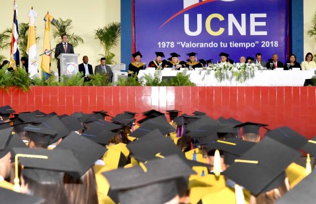 imagen Ministro de educaci&oacute;n en podium se dirige a graduandos. 