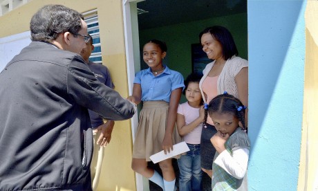  imagen Ministro de Educaci&oacute;n Andr&eacute;s Navarro saluda a estudiante y su madre&nbsp; 