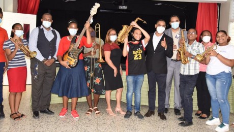  imagen Estudiantes mostrando sus instrumentos 