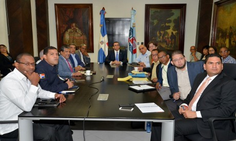  imagen Ministro de Educaci&oacute;n Arq. Andr&eacute;s Navarro junto a viceministros y directores de la instituci&oacute;n para activar plan de contingencia por el hurac&aacute;n Mar&iacute;a 