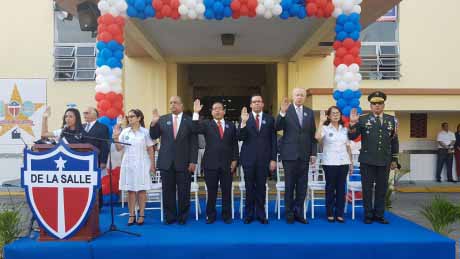  imagen Ministro Andr&eacute;s Navarro durante juramentaci&oacute;n. Le acompa&ntilde;an otras representac&iacute;ones. 
