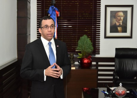  imagen &nbsp;Andr&eacute;s Navarro de pie en su despacho ofrece declaraciones sobre Nueva Institucionalidad del Ministerio de Educaci&oacute;n&nbsp; 