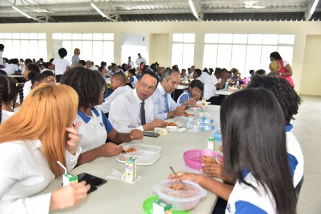  imagen El ministro de Educaci&oacute;n, Antonio Pe&ntilde;a Mirabal, visit&oacute; el Polit&eacute;cnico del Instituto Tecnol&oacute;gico de Las Am&eacute;ricas (ITLA), donde almorz&oacute; con estudiantes y maestros, calificando el encuentro como una bonita experiencia. 