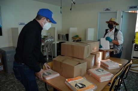  imagen Personal del MINERD entrega material did&aacute;ctico 