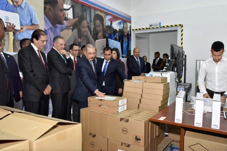  imagen Presidente Danilo Medina recorre instalaciones del nuevo edificio Rep&uacute;blica Digital Educaci&oacute;n 