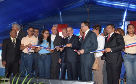 imagen Presidente Danilo Medina junto a Ministro Andr&eacute;s Navarro entre otras representaciones, corta cinta y deja inaugurado nuevos planteles educativos. 