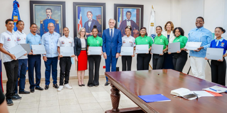  imagen Ministro De Camps entregando laptops a un grupo de estudiantes en el salon Ercilia Pepin&nbsp; 
