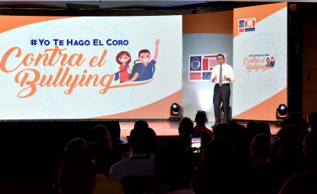  imagen Ministro Andr&eacute;s Navarro desde escenario explica campa&ntilde;a del Ministerio de Educaci&oacute;n sobre el Bullying o Acoso Escolar #YoTeHagoElCoroContraElBullying 