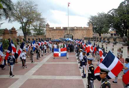  imagen Autoridades durante el desfile hacia el Altar de la Patria. 