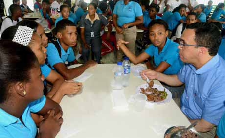  imagen Andrés Navarro realiza recorrido de supervisión por escuelas en comunidades más vulnerables de San Cristóbal 