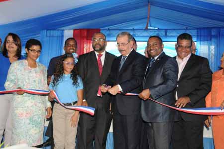  imagen Presidente Danilo Medina entrega centro educativo primario El Ave María, que beneficiará  a 1,015 estudiantes de la comunidad de Sabana Perdida, en Santo Domingo Norte 