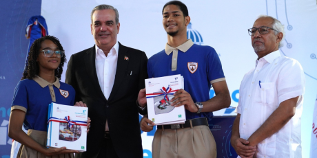  imagen Presidente de la Rep&uacute;blica, Luis Abinader Corona, y el ministro de Educaci&oacute;n, &Aacute;ngel Hern&aacute;ndez 