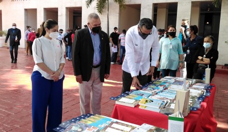  imagen Los libros fueron recibidos por Rafael Pimentel, director del&nbsp;Instituto Nacional de Bienestar Magisterial (INABIMA), Sonia Feliz, directora ARS SEMMA, Andrea Paz, Vicerrectora de Investigaci&oacute;n y Postgrado del&nbsp;Instituto Superior de Formaci&oacute;n Docente Salom&eacute; Ure&ntilde;a (ISFODOSU) y Manola Betsaida Santana, Directora Ejecutiva del Instituto Nacional de Atenci&oacute;n Integral (INAIPI).
&nbsp; 