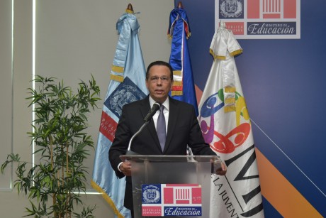  imagen Foto frontal del ministo Pe&ntilde;a Mirabal&nbsp;en el Centro de Convenciones y Cultura Dominicana de UTESA, durante acto de entrega de becas en el marco del convenio MINERD y Ministerio de la Juventud. 