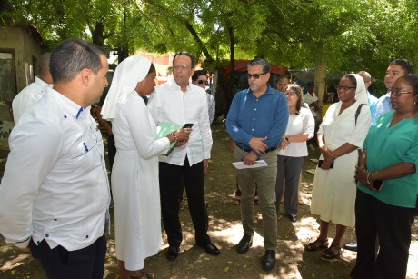 imagen Ministro Pe&ntilde;a Mirabal conversa con directoras del polit&eacute;cnico Padre Zegri y del Centro Educativo Nuestra Se&ntilde;ora del Carmen acompa&ntilde;ado de otras autoridades, durante su recorrido. 