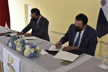  imagen Ciro Cascella y Pe&ntilde;a Mirabal firmando el acuerdo 