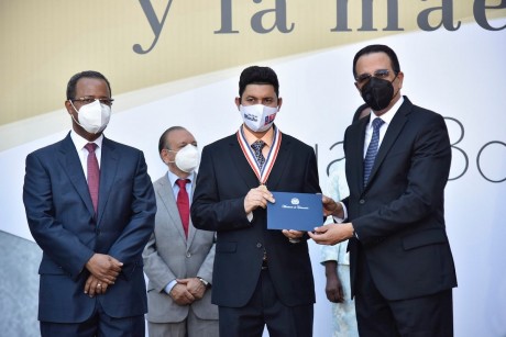  imagen El maestro William Nivar Fern&aacute;ndez Lam&iacute;, ganador de la Medalla de Bronce a la Excelencia Magisterial 2020 