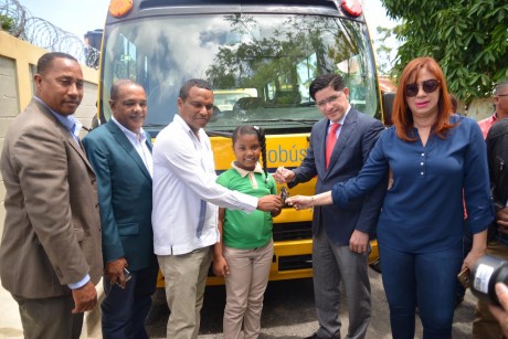  imagen Director Administrativo MINERD junto a comunidad educativa de Miches haciendo entrega de llaves de autobuses escolares&nbsp; 