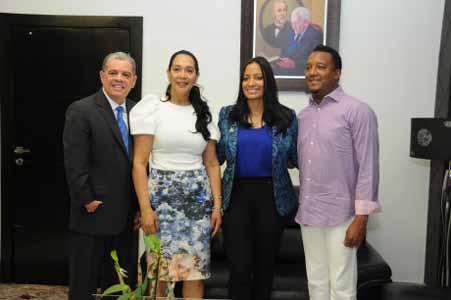  imagen Pelotero Pedro Martínez visita al Ministro Amarante Baret para discutir proyectos educativos 