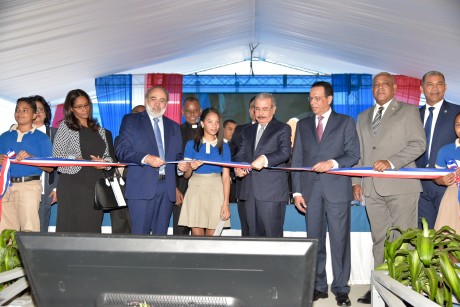  imagen Presidente Danilo Medina junto a Ministro Antonio Pe&ntilde;a Mirabal y demas autoridades educativas cortando cinta en&nbsp; acto inaugural en Pedro Brand 