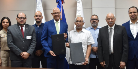  imagen Ministro &Aacute;ngel Hern&aacute;ndez junto a representantes del ITSC 